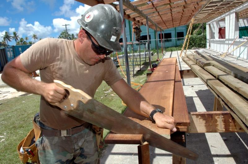 charpentier-FREJUS-min_worker_construction_building_carpenter_male_job_build_helmet-893290